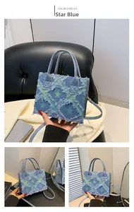 Détails du sac cabas en denim bleu étoilé avec motifs d'étoiles et bords effilochés