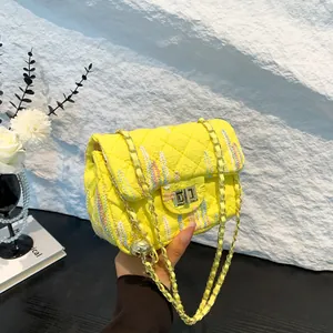 Sac bandoulière jaune matelassé en tissu tissé coloré avec chaîne dorée réglable