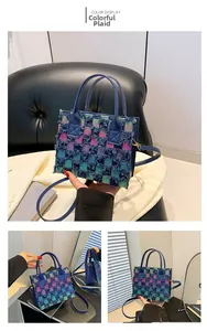 Détail d'un sac à main en tweed à carreaux avec motifs colorés et bordures à franges