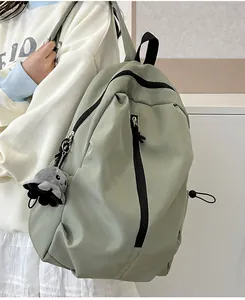 Detail des grünen Rucksacks mit vertikalem Reißverschlussfach und Oktopus Plüschanhänger