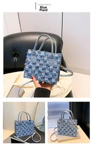 Détail du sac cabas en denim à carreaux bleus avec bords effilochés et dorures chic