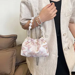 Elegante bestickte Beuteltasche mit Schmetterlingsmuster und Perlengriff im neuen Stil