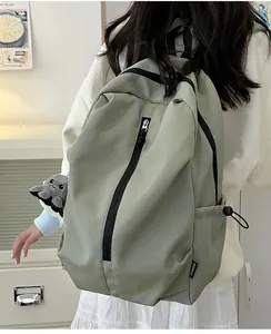 Details des salbeigrünen Reiserucksacks aus wasserdichtem Nylon mit modischem Label