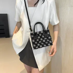 Sac à bandoulière chic en tweed à carreaux noir et blanc avec bords frangés et anses en cuir