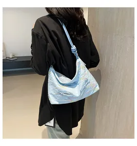 Vue détaillée du sac bleu clair en tissu texturé avec des nœuds décoratifs en 3D