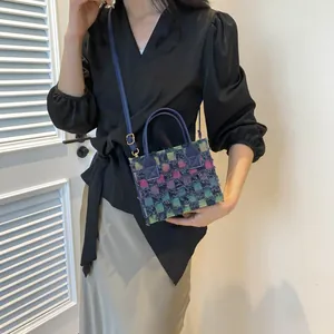 Petit sac cabas tissé à carreaux avec bords à franges et bandoulière en cuir