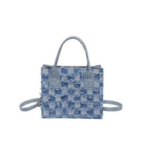 Sac cabas en denim à carreaux bleus avec bords effilochés et bandoulière réglable