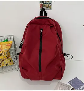 Nahaufnahme des weinroten wasserdichten Nylon-Rucksacks mit vertikaler Reißverschlusstasche