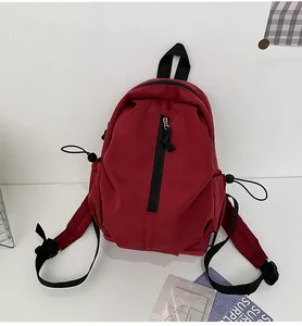 Detailansicht burgunderroter Rucksack mit Modelabel und verstellbaren Tunnelzug-Seitentaschen