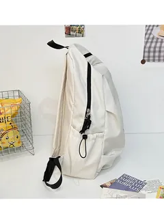 Seitenansicht des beigen Rucksacks mit großer Kapazität, schwarzen Trägern und Seitentaschen