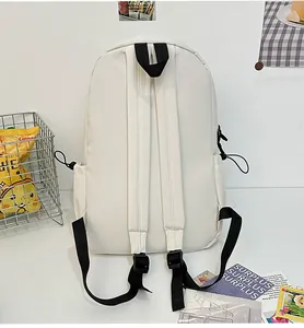 Detailansicht der Rucksackrückseite mit verstellbaren Trägern und seitlicher Kordeltasche