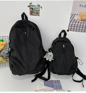 Zwei schwarze wasserfeste Nylon-Rucksäcke in groß und klein mit Oktopus-Anhängern