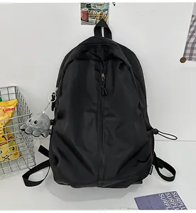 Details des schwarzen Nylon-Rucksacks mit Kordelzug-Seitentaschen und Oktopus-Plüschanhänger