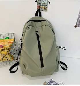 Detail eines hellgrünen Rucksacks mit Seitentasche und einem niedlichen grauen Oktopus-Anhänger