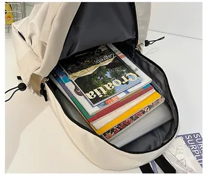 Innenansicht eines beigen Nylon-Rucksacks mit viel Platz für Bücher und Zeitschriften