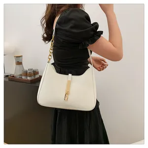 Detailansicht einer weißen minimalistischen Halbmond-Umhängetasche mit goldener Kette