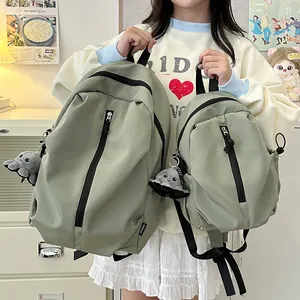 Olivgrünes Nylon-Rucksack-Set mit Oktopus-Anhänger für Schüler im gemütlichen Zimmer