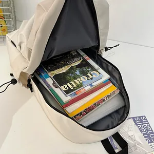 Großer beiger Nylon-Rucksack mit geräumigem Innenfach für Laptop und viele Bücher