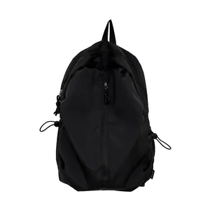 Leichter schwarzer Nylon Rucksack mit großem Fassungsvermögen und Reißverschlussfach
