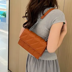 Sac bandoulière matelassé caramel avec coutures géométriques et chaîne argentée