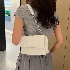 Sac bandoulière blanc matelassé avec chaîne argentée et motif géométrique minimaliste