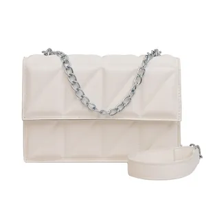 Sac bandoulière matelassé crème avec chaîne argentée et bandoulières réglables