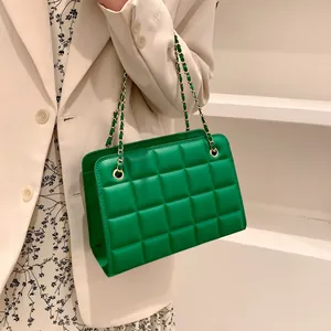 Borsa a tracolla trapuntata verde vibrante con motivo a grata classico da donna