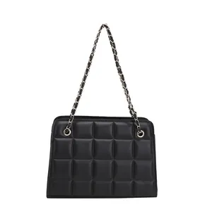 Borsa a tracolla trapuntata nera classica con elegante motivo a quadri e catena in metallo oro