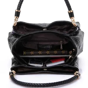 Borsa a mano chic nera con motivo coccodrillo e interno spazioso a più scomparti