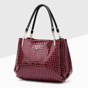 Elegante borsa a mano bordeaux con stampa coccodrillo, finitura lucida e hardware oro