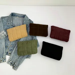 Neceser de terciopelo acolchado en cinco colores mate con chaqueta vaquera en fondo blanco