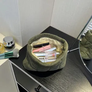 Neceser de terciopelo acolchado verde oscuro con gran capacidad de almacenamiento