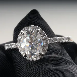 Macro de bague moissanite ovale avec monture halo et diamants pavés sur anneau argent s925