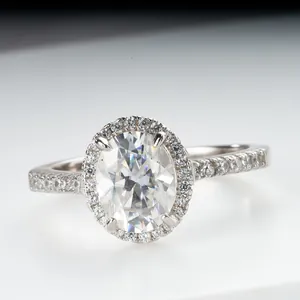 Vue macro de la bague en moissanite taille ovale avec halo et pierres de pavage