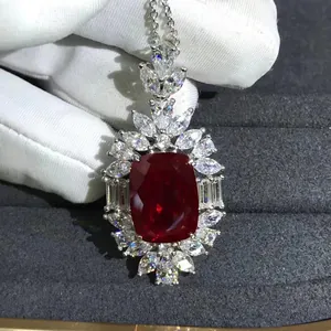 Luxueux collier pendentif rubis synthétique 10ct avec design floral de diamants
