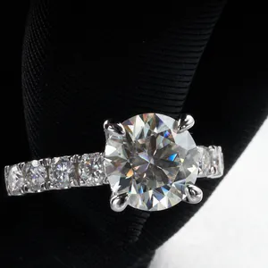 Bague en argent 925 avec moissanite ronde de 3,5 carats et sertissage à quatre griffes
