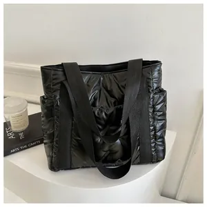 Detailansicht der schwarzen gesteppten Puffer-Tasche mit glänzender Nylonoberfläche
