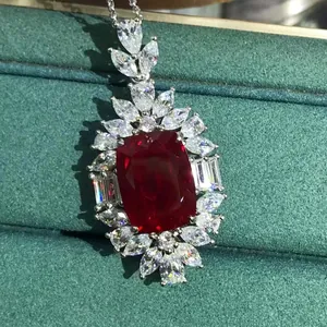 Collier avec pendentif rubis taille coussin 10ct et halo de zircons sur écrin bijoux