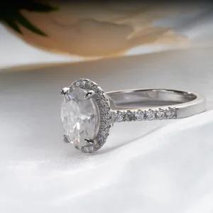 Bague élégante en argent sterling S925 avec moissanite ovale et halo de diamants