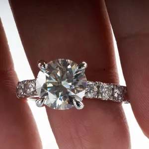 Bague moissanite ronde de 3,5 carats avec serti à quatre griffes et pavé de diamants
