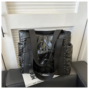 Detailaufnahme der schwarzen Stepptasche mit Rautenmuster und robusten gewebten Schultergurten