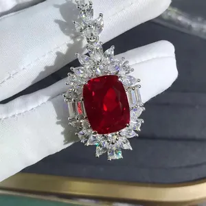 Vue macro du pendentif rubis synthétique 10ct avec entourage en oxydes de zirconium