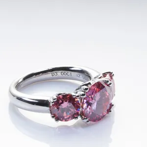 Dettaglio macro della fede in argento S925 con incisioni laser da 3.00ct e 2.00ct nette