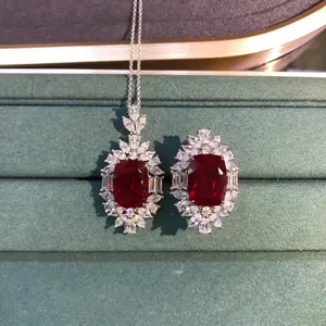 Vue macro d'un ensemble pendentif et bague rubis 10 carats dans un écrin en velours