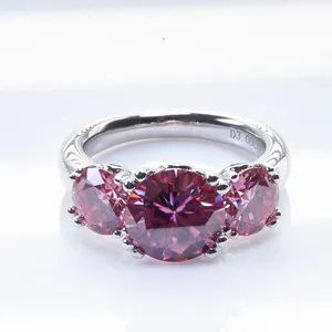 Vista macro dell'anello a tre pietre con moissanite rosa e incisione 3.00CT