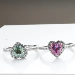 Gepolijste zilveren ringen met roze en blauwgroene hartvormige moissanite