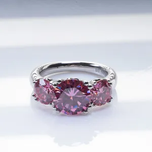 Macro di anello in argento 925 con moissanite rosa 3,00ct e incisione interna della fascia