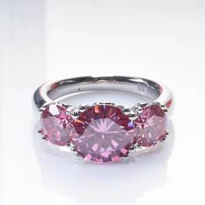Dettaglio macro dell'incisione 3,00ct su anello in argento s925 con tre moissaniti rosa