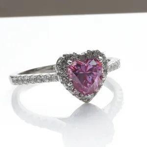 Schitterende 1 karaat hartvormige roze moissanite ring van sterling zilver met pavé