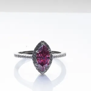 Lujoso anillo de plata S925 con moissanita rosa de corte marquesa y diseño de halo